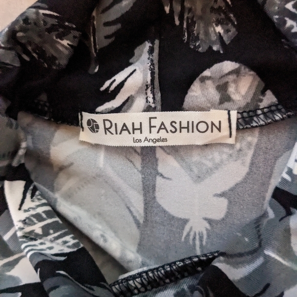 Feather Pattern Mock Neck Tank - Picture 6 of 7